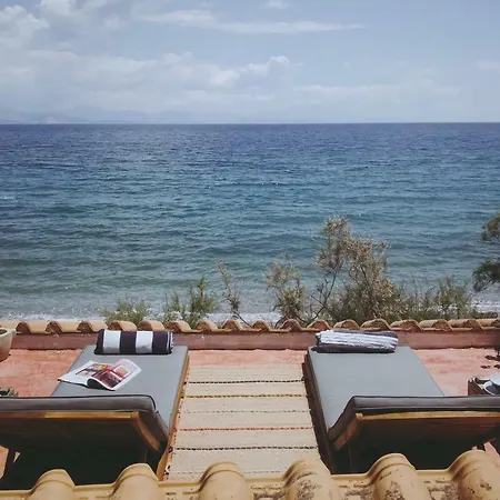 Beautiful Seafront Rustic Studio - 5 Meters From The Sea