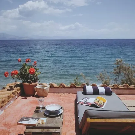 Beautiful Seafront Rustic Studio - 5 Meters From The Sea 度假居